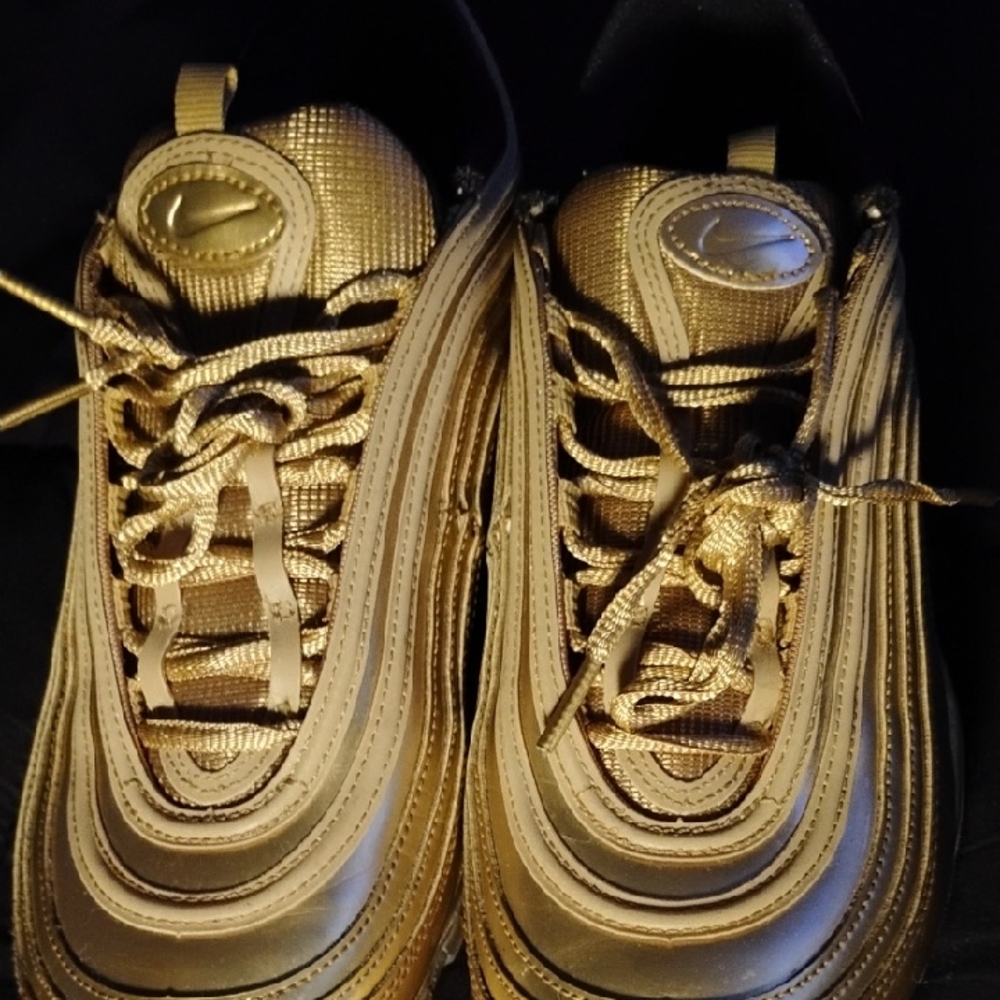 Nike Gold Sneakers for Everyday Elegance